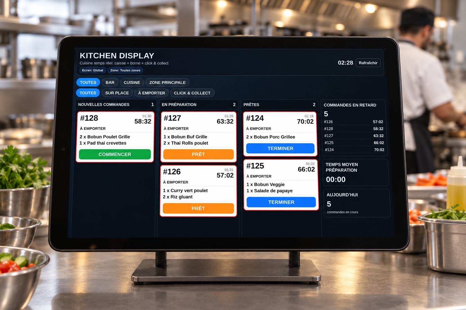 Kitchen Display BEBORNE affiché sur une tablette en cuisine professionnelle, près du poste de préparation